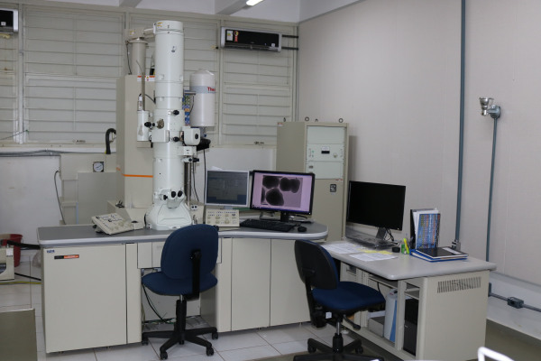 Microscópio Eletrônico de Transmissão (MET), Jeol, JEM-2100 , equipado com EDS, Thermo scientific.JPG
